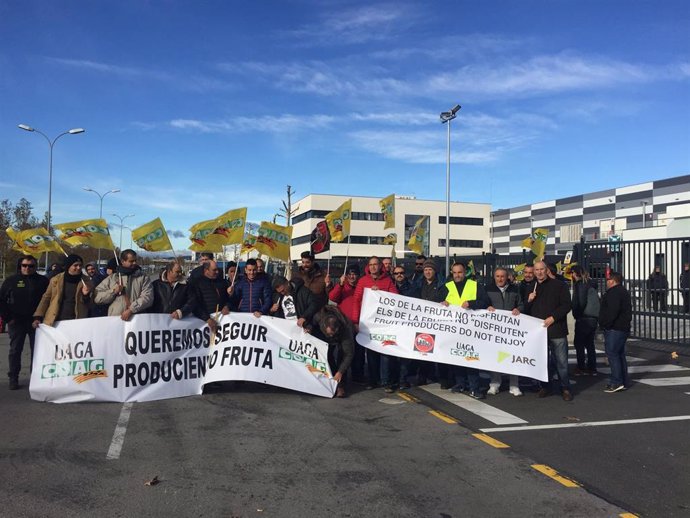 Agricultores de frutas y hortalizas convocados por COAG bloquean plataformas logísticas en Málaga y Barcelona