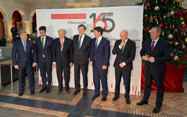 Mariano Rajoy posa junto a Fernández Mañueco y otras personalidades antes de la presentación de su libro en Valladolid.