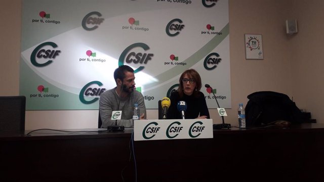 Los portavoces de CSIF, Elena Moral y Javier Prieto, en la rueda de prensa para detallar als medidas a tomar respecto al centro de menores de Hortaleza