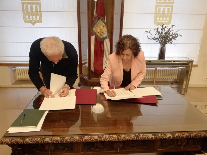 Hermoso de Mendoza y Santos firman el Convenio de Servicios Sociales, dotado con 1,65 millones