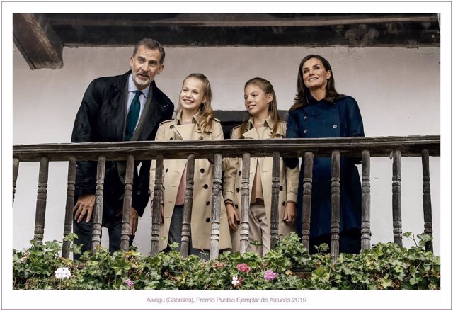 Los Reyes Felipe y Letizia, la Princesa Leonor y la Infanta Sofía felicitación  de Navidad