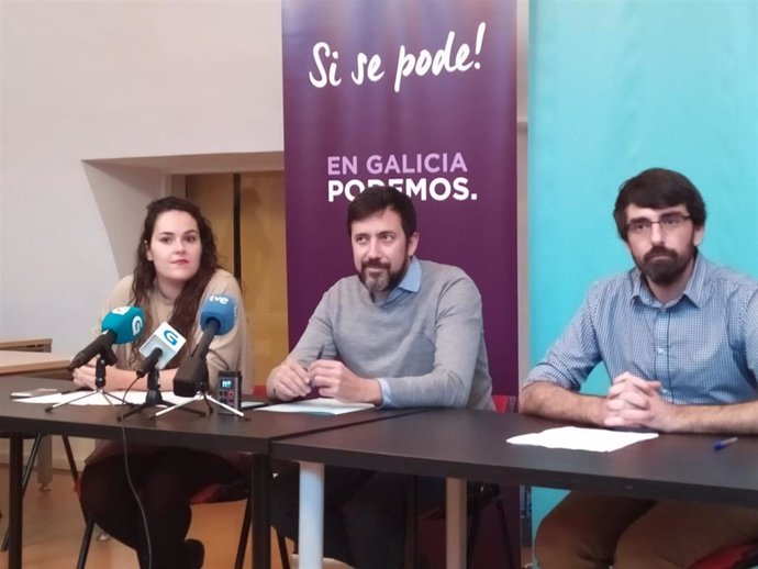 El secretario xeral de Podemos Galicia y diputado de En Común, Antón Gómez-Reino, y los parlamentarios de Común da Esquerda Luca Chao y Marcos Cal