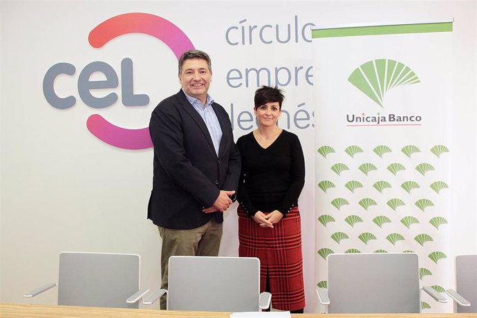 El presidente del CEL, Julio César Álvarez, y la directora territorial de Unicaja Banco en León, Marga Serna, tras la firma del acuerdo.