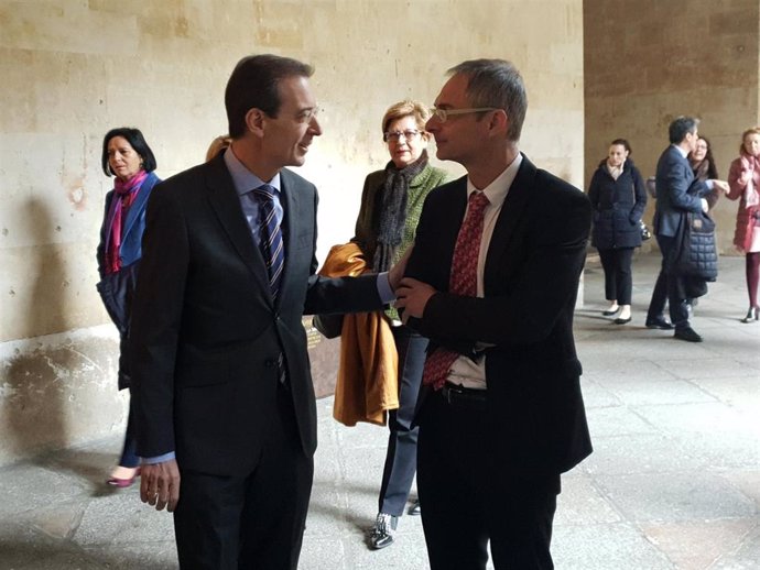 Germán Barrios (i) habla con el rector de la USAL, Ricardo Rivero (d), en Salamanca.