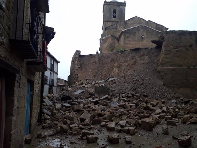 El derrumbe de un muro en el barrio rural de Malpica de Arba, en Biota (Zaragoza).