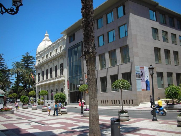 Vista exterior de día del Palacio de la Asamblea de Ceuta