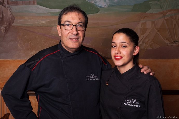 Carlos de Pablo junto a su hija Alba, con la que trabaja en el restaurante Casa Vallecas