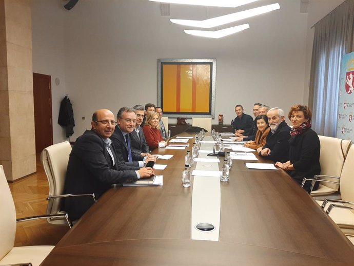 Asamblea General de constitución del nuevo Consorcio para la Gestión de la Promoción del Aeropuerto de León tras las elecciones de mayo.