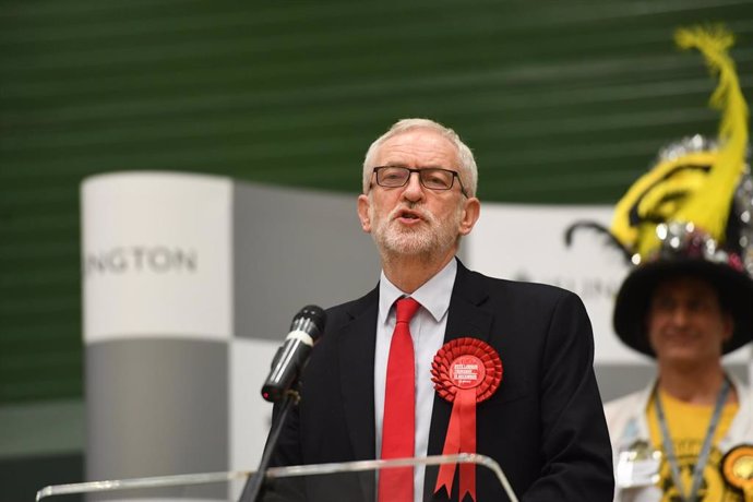 Jeremy Corbyn comparece ante la prensa este viernes en Londres
