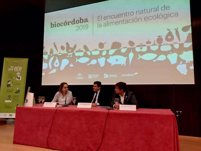 Vicente Pérez (centro), entre Blanca Torrent y Álvaro Barrera, en la inauguración de las jornadas de Biocórdoba 2019.