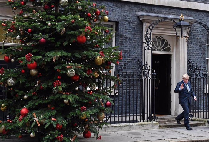 Boris Johnson sale de Downing Street para ir a Buckingham Palace a reunirse con Isabel II
