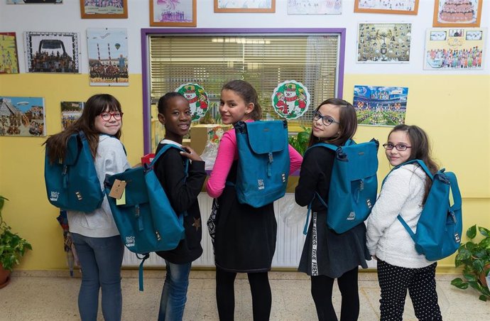 Nestlé dona mochilas fabricadas con botellas de plástico recicladas a niños en riesgo de exclusión