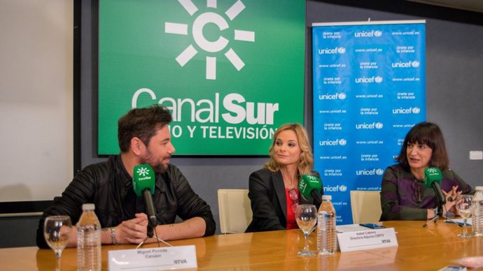 Rueda de prensa del cantante Miguel Poveda; la directora adjunta de Canal Sur Radio y Televisión, Isabel Cabrera, y la coordinadora de Unicef Comité Andalucía, Maribel Martínez.