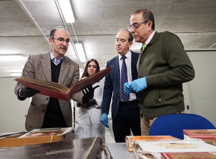 El rector de la US, Miguel Ángel Castro, visita los bienes de Altadis catalogados por la US.