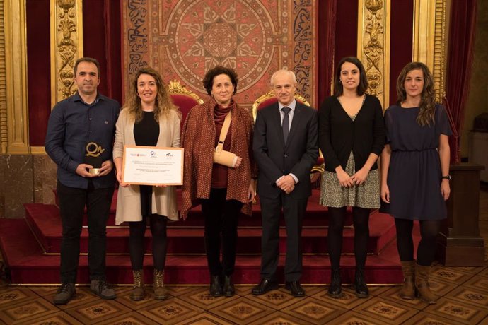 Unai Miranda, Maialen Apezetxea, la consejera Maeztu, Miguel Echarri, Maialen Moreno y Saioa Sagastibeltza, con el premio