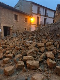 El Ayuntamiento de Biota actúa de urgencia para retirar los retos del derrumbe de un muro de contención