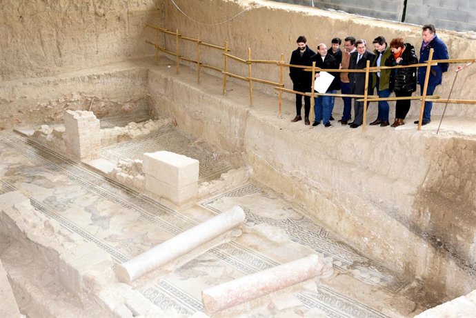 Imagen de la visita de la Diputación de Granada a la Villa Romana de Salar