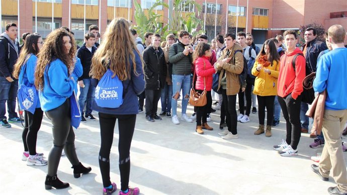 Alumnos realizan un recorrido por el campus guiados por estudiantes de la UPO (Foto de archivo).
