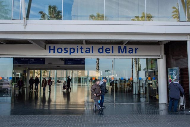 Una pareja de ancianos abandona el Hospital del Mar de Barcelona.