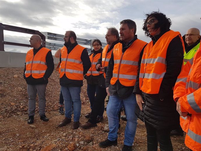 El consejero de Vertebración del Territorio de Aragón visita las obras de mejora de la carretera A-220 entre Cariñena y Tosos.
