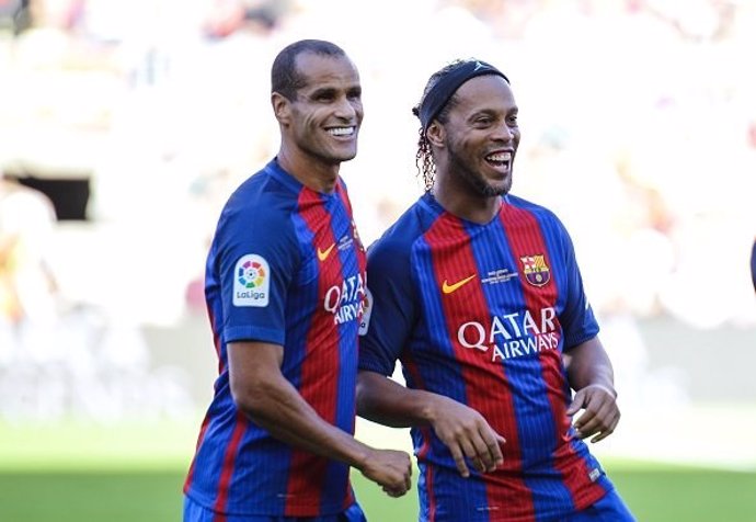 Rivaldo y Ronaldinho en el Camp Nou en un partido de Leyendas