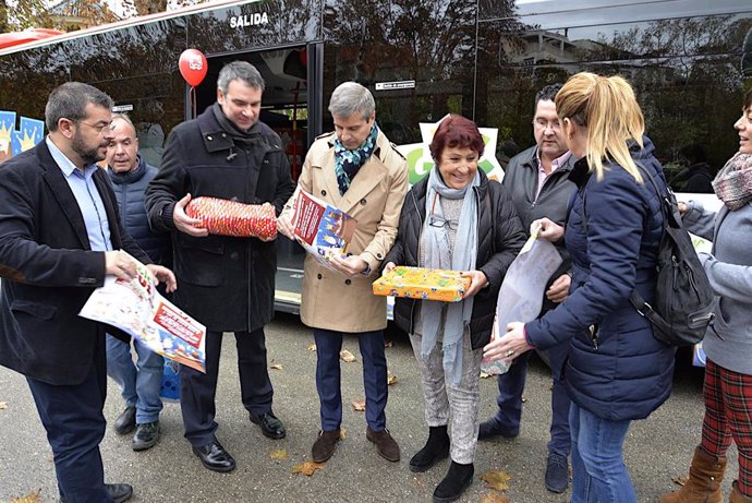 Imagen de la presentación del 'Magic Bus' del Ayuntamiento de Granada y Rober