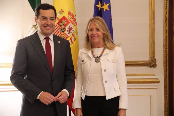El presidente de la Junta de Andalucía, Juanma Moreno, junto a la alcaldesa de Marbella, Ángeles Muñoz.