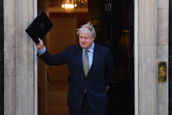 El primer ministro de Reino Unido, Boris Johnson, saluda en la puerta del 10 de Downing Street después de hacer unas declaraciones | Victoria Jones/PA Wire/dpa