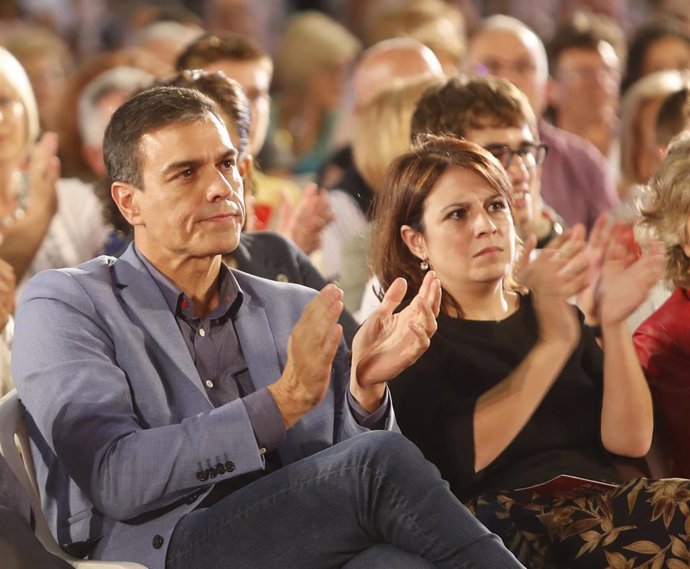 El presidente del Gobierno en funciones, Pedro Sánchez y la portavoz socialista en el Congreso, Adriana Lastra, en un acto del PSOE en Oviedo a 4 de octubre de 2019