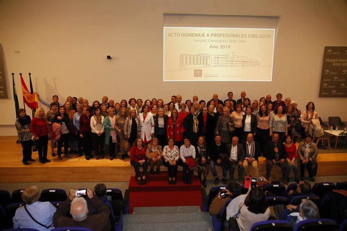 Foto de familia de los profesionales del Hospital Reina Sofía jubilados en 2019