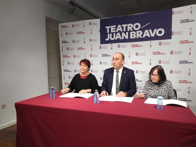 De izquierda a derecha, la alcaldesa de Segovia, Clara Luquero; el presidente de la Diputación, Miguel Ángel de Vicente y la presidenta de la Sociedad Filarmónica de Segovia, Carmen Bruguer, en la firma del convenio.