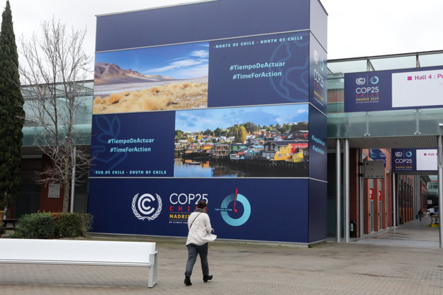 Una mujer se dirige a la entrada de uno de los pabellones, en la Cumbre del Clima (COP25) en Ifema, Madrid (España), a 12 de diciembre de 2019.