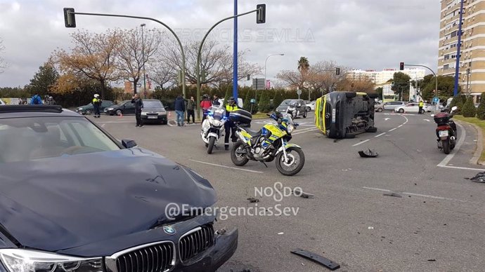 Una ambulancia vuelca tras colisionar con un turismo en Sevilla capital.