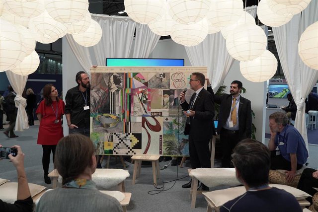 Fotografía del acto de entrega del cuadro '17 ODS'