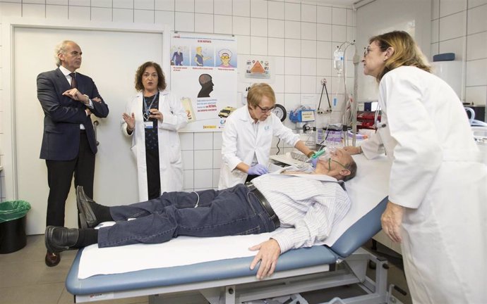 Imagen de recurso del consejero de Sanidad de la Comunidad de Madrid, Enrique Ruiz Escudero, visitando un centro médico de la región.