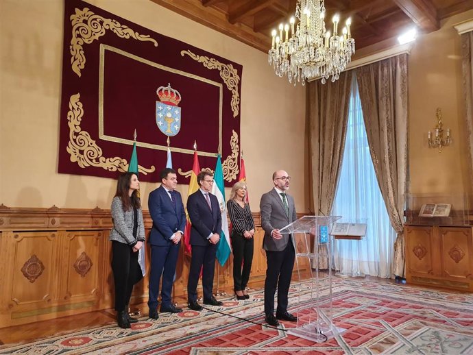 Javier Ortega interviene tras reunirse con los otros consejeros.