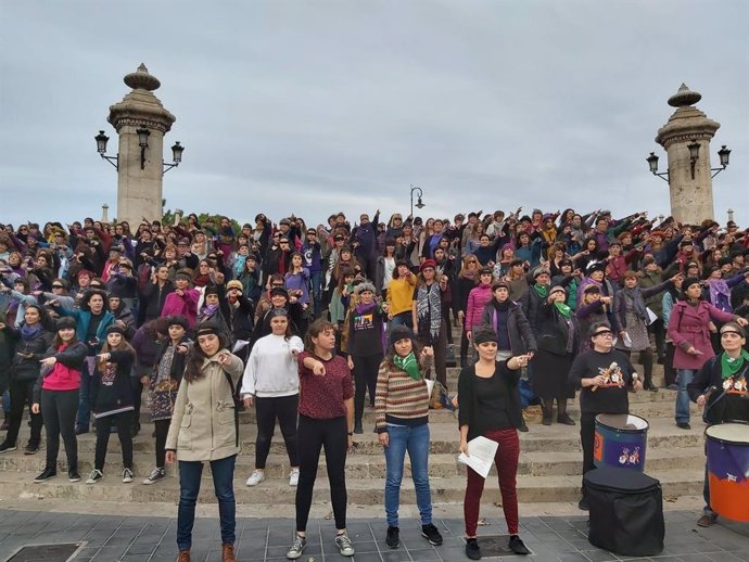 Feministas valencianizan el "himno global contra el patriarcado" 'Un violador en