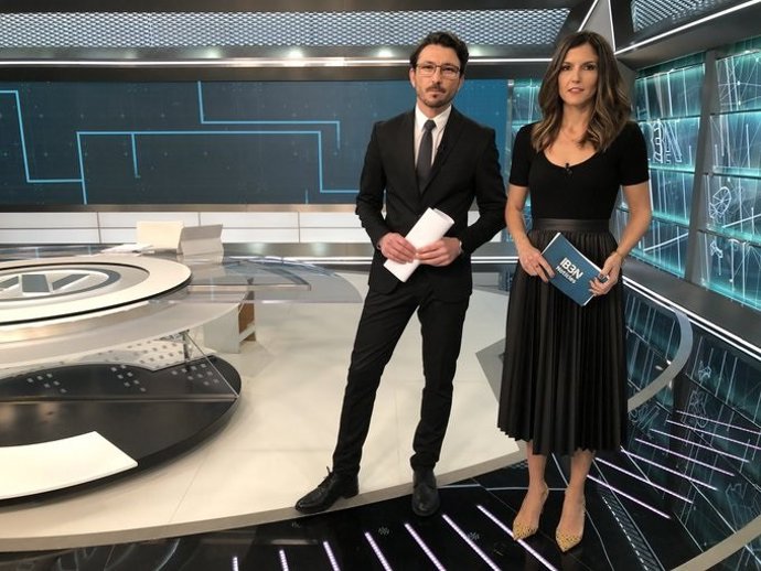 Presentadores del ente público IB3, vestidos de negro para reivindicar las mejoras laborales de los trabajadores.