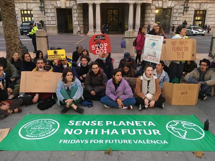 Fridays for Future se suma en Valncia a una sentada internacional contra la "in