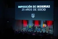 El Atlético realiza su decimoquinta entrega de insignias de plata a los socios dados de alta entre 1992 y 1994