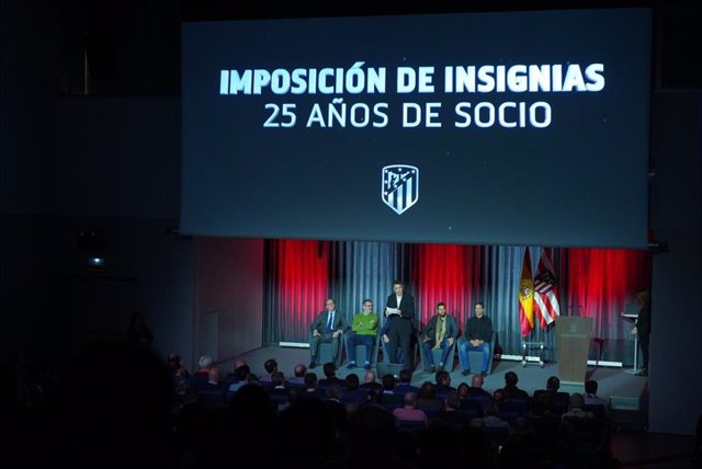 El Atlético de Madrid realiza una entrega de sus insignias de plata.