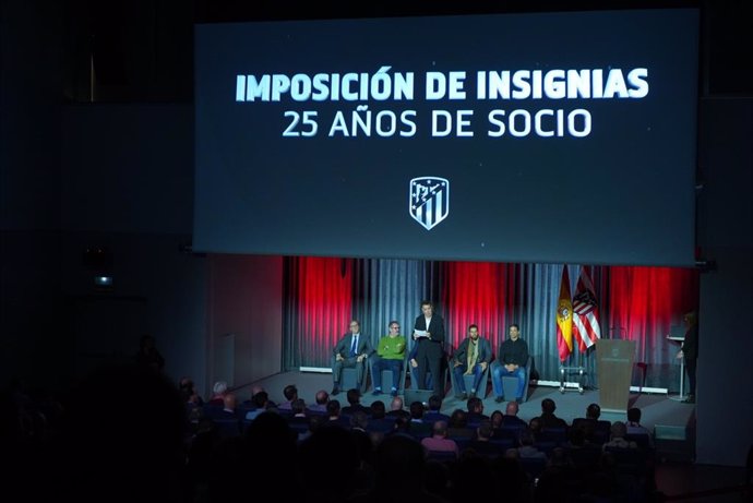 Fútbol.- El Atlético realiza su decimoquinta entrega de insignias de plata a los