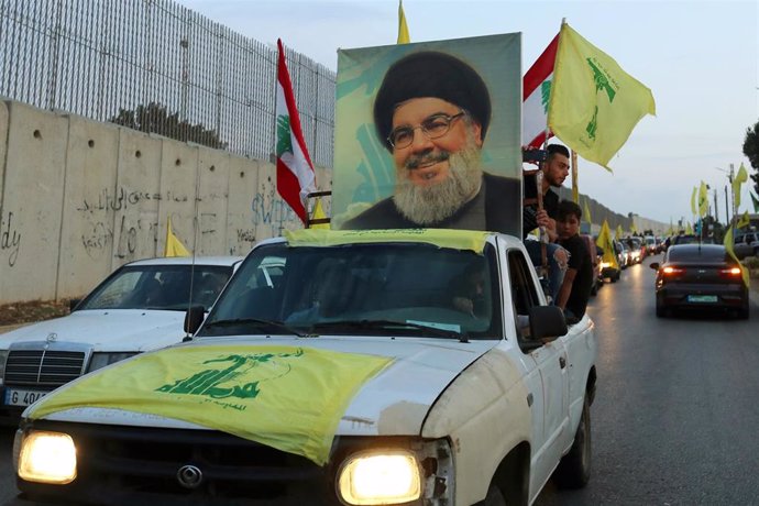 Seguidores de Hezbolá con la imagen de Hasán Nasralá