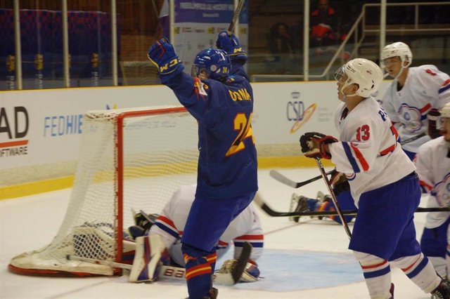 Dorian Donath celebra un gol con la selección española de hockey sobre hielo.