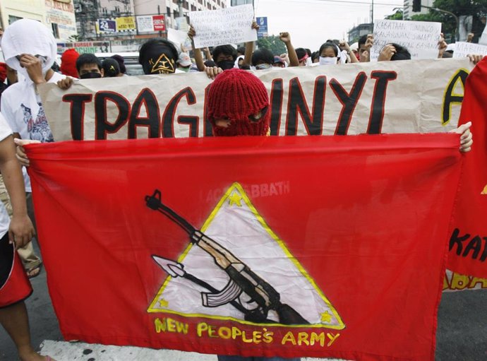 Un activista de la guerrilla comunista del Nuevo Ejército del Pueblo (NPA) durante una manifestación en Manila, Filipinas.