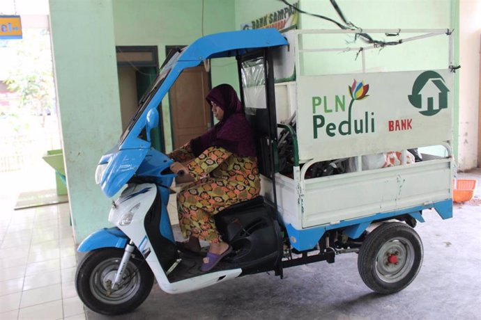 Mujer participa en una iniciativa de recogida de residuos en Yakarta