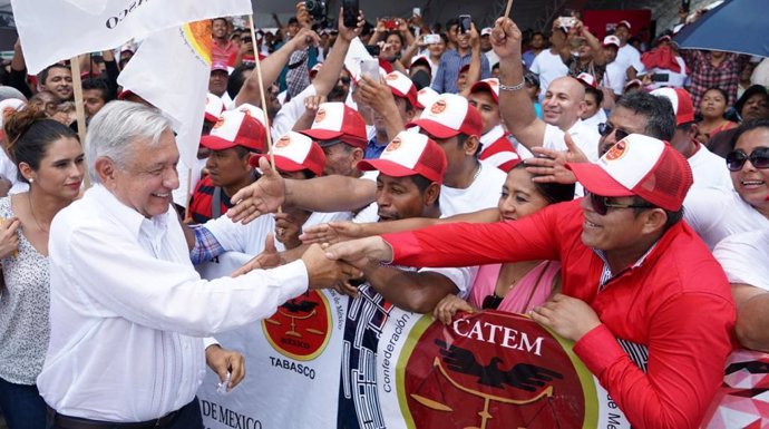 El presidente de México , Andrés Manuel López Obrador, saludando a algunos de sus incondicionales.