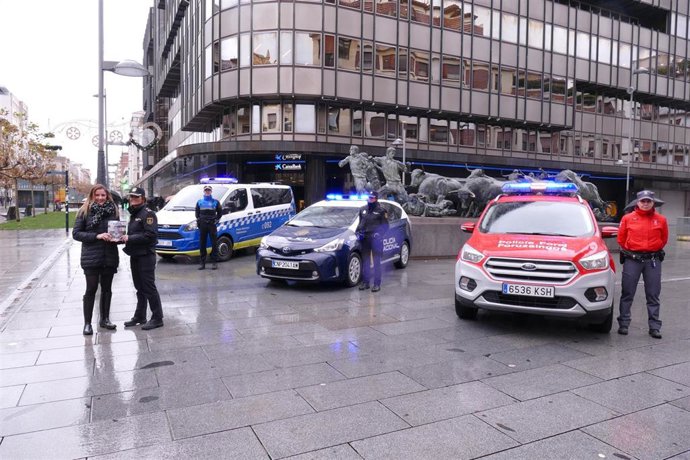 María Jesús Alonso gerente de la Asociación de Empresarios de Comercio, Hostelería y Servicios del Ensanche de Pamplona, recibe la guía de comercio seguro 2019 2020