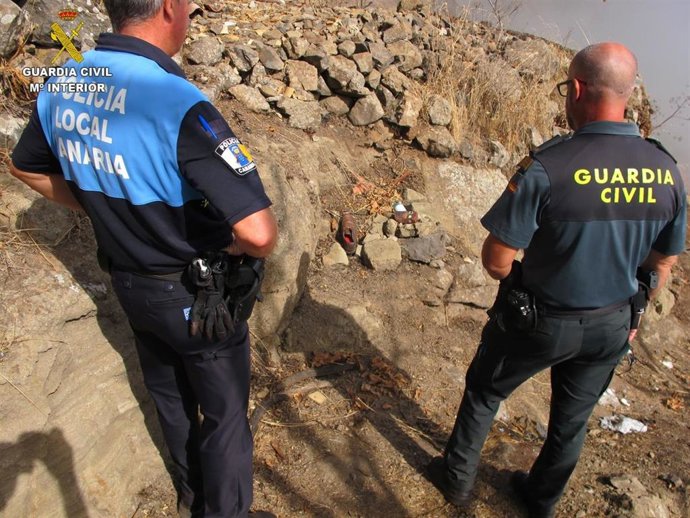 Agentes del Seprona y de la Policía Local de San Mateo en el lugar donde se originó el incendio de Las Lagunetas