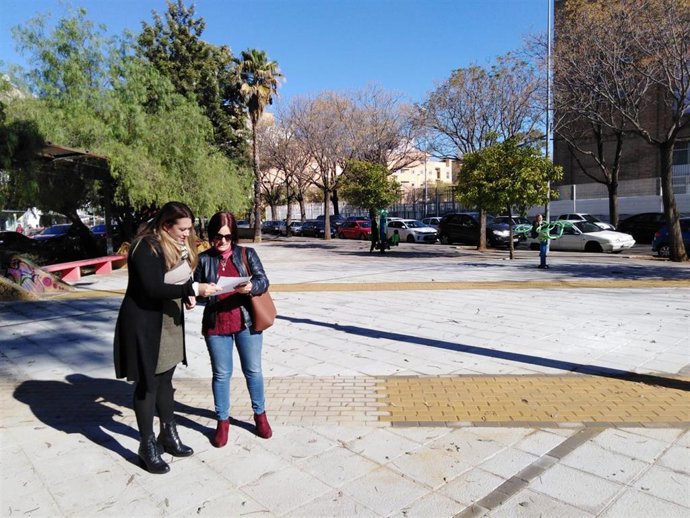 La delegada del distrito Sur, Marisa Gómez, en la plaza de la calle Bogotá